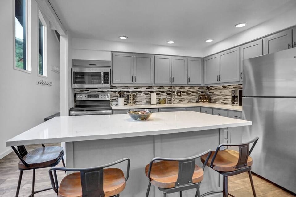 Dining Table: Seats 6
Bar: Seats 4