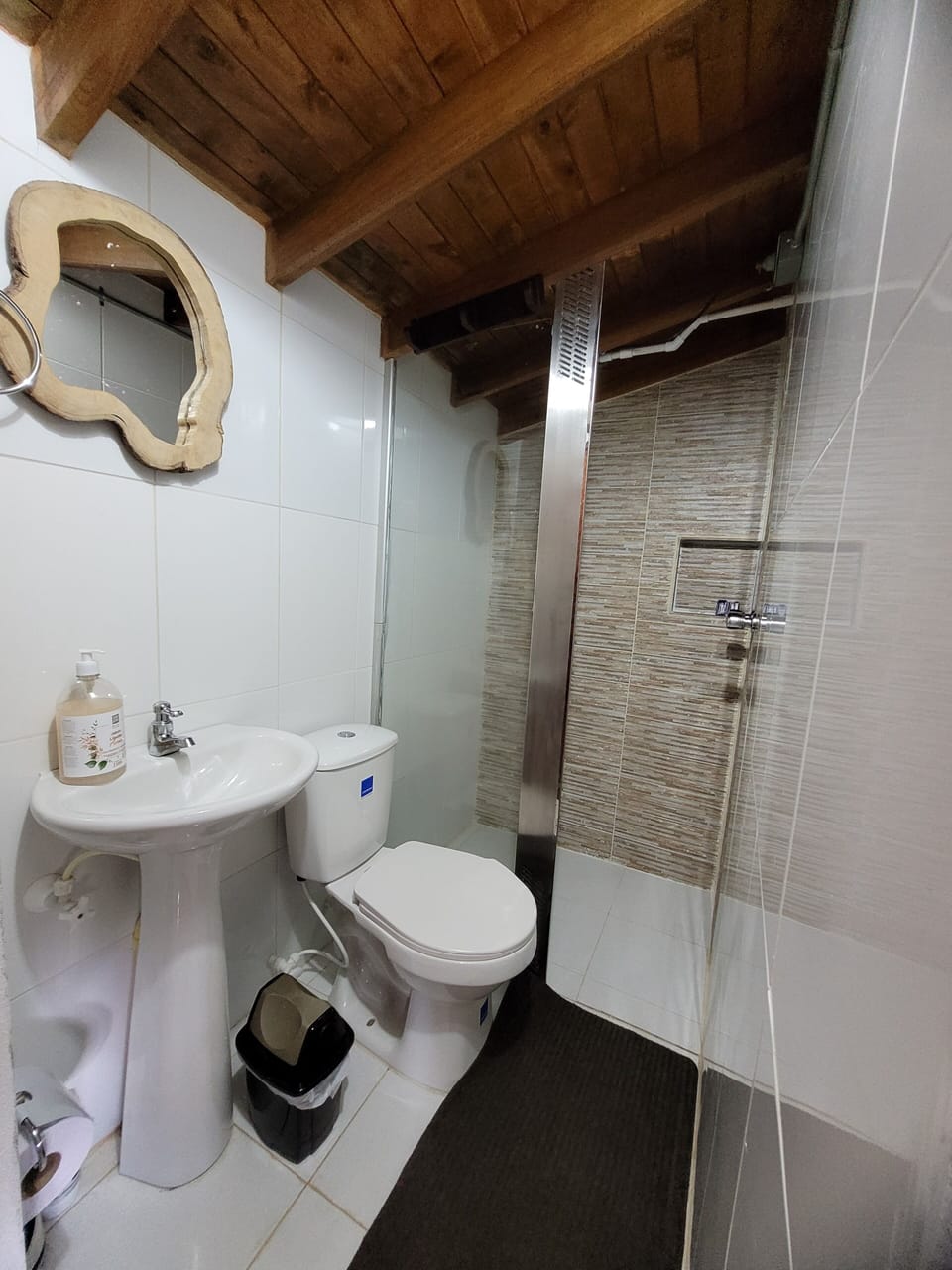 Tucanetas | Bathroom | Shower, rainfall showerhead, free toiletries, towels