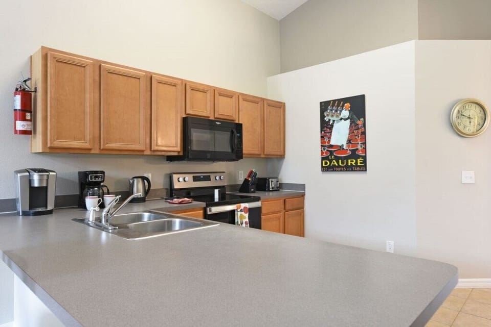 7 Kitchen 1.jpg