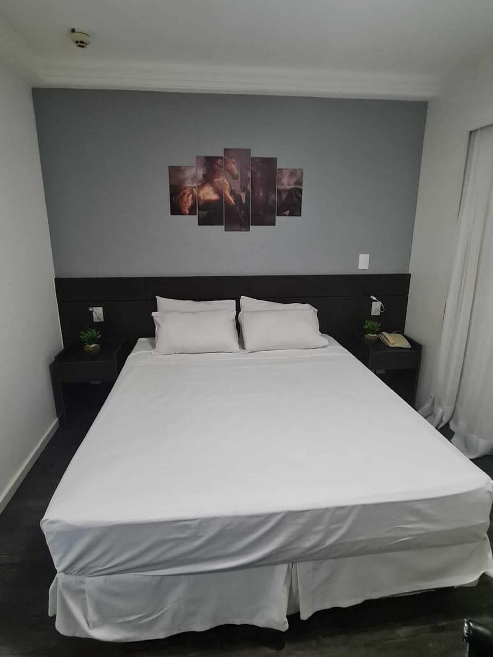 Executive Room, 1 Double Bed | Desk, laptop workspace, free WiFi, bed sheets