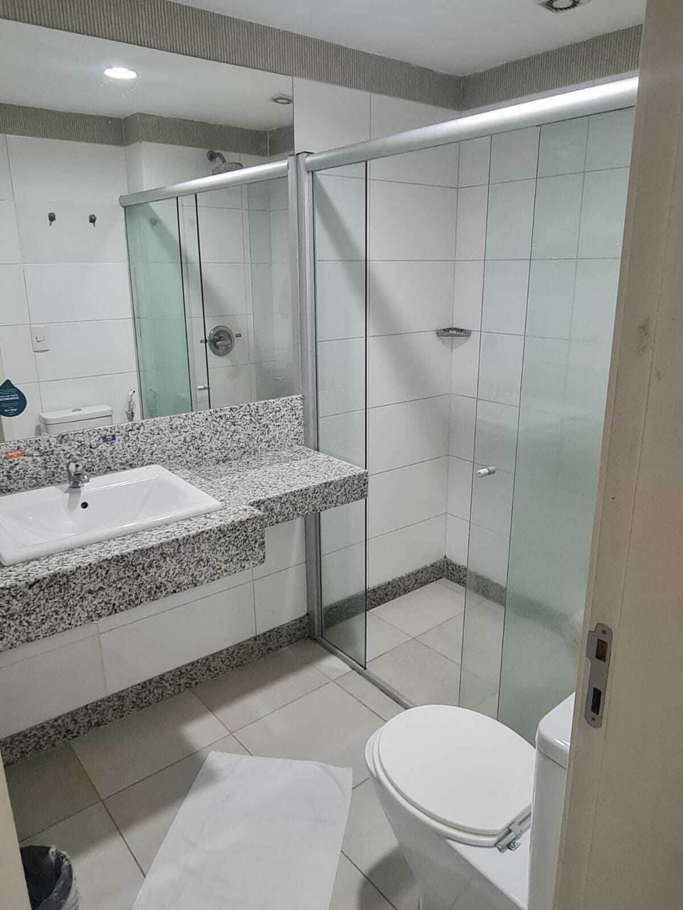 Executive Room, 1 Double Bed | Bathroom | Shower, rainfall showerhead, hair dryer, towels