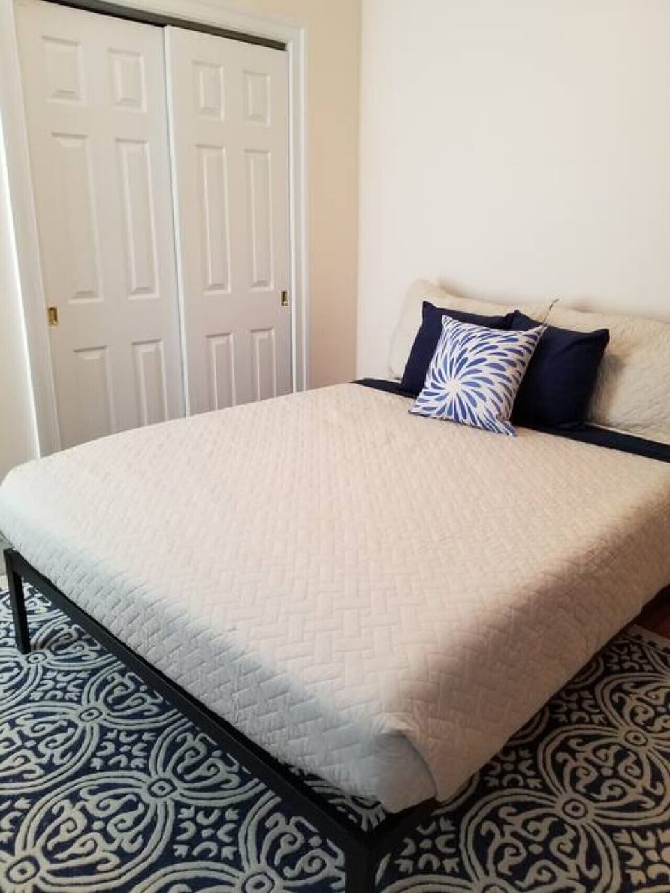 Very comfortable queen size bed with 12 inch memory foam mattress.