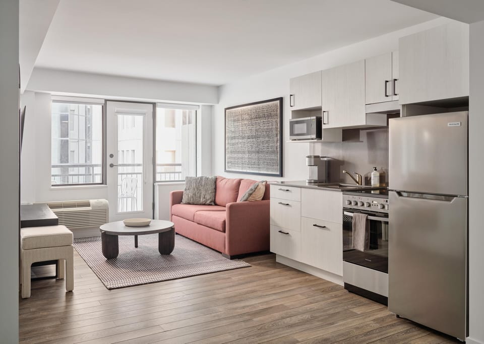 Full-size fridge, microwave, oven, stovetop