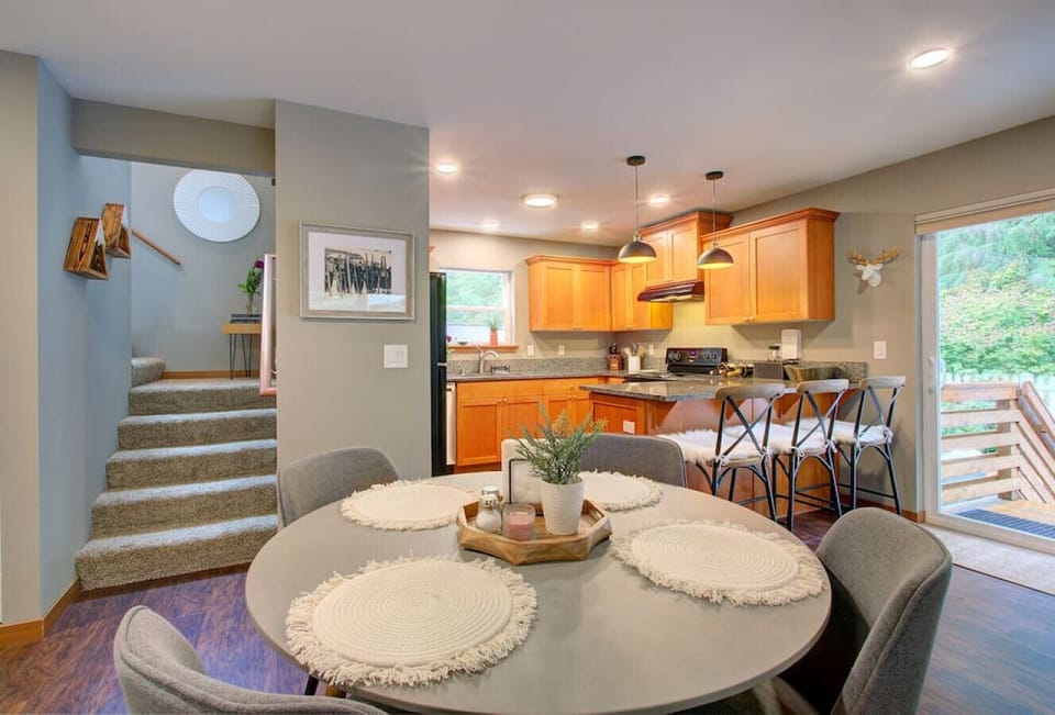 Dining area, bar seat and good sized kitchen for gathering