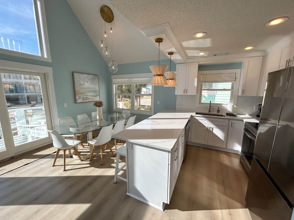 Kitchen & Dining