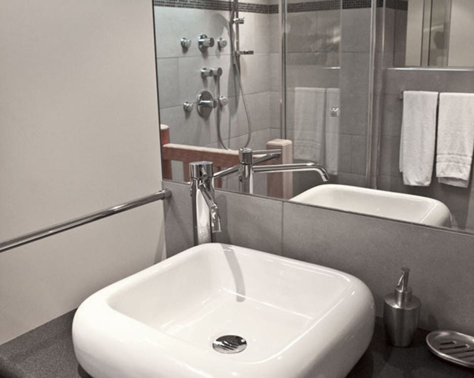 	Superior Room, 2 Twin Beds, Private Entrance | Bathroom sink