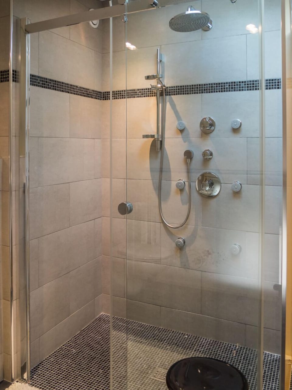 	Superior Room, 2 Twin Beds, Private Entrance | Bathroom shower