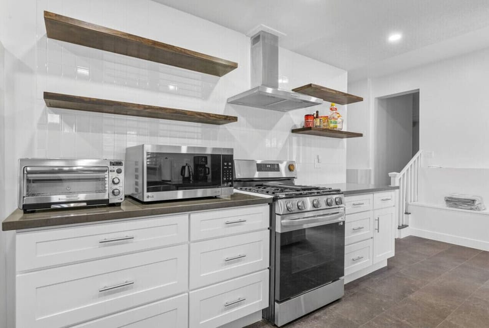 Fully equipped kitchen.
