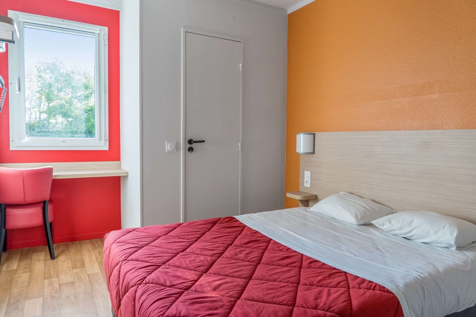 Desk, soundproofing, free WiFi, bed sheets