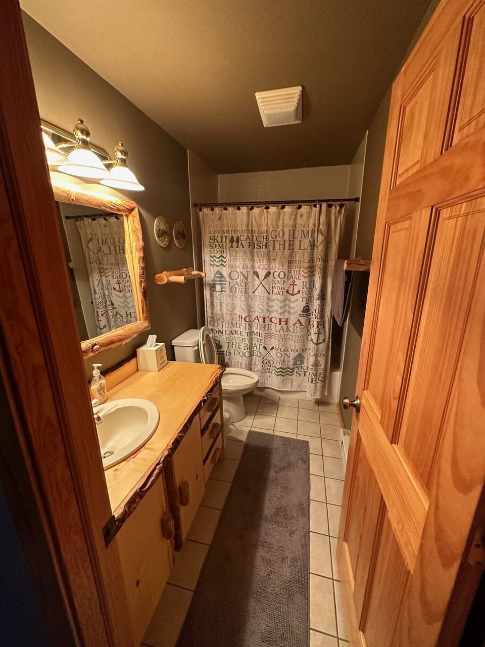 Cabin Main Floor Bathroom