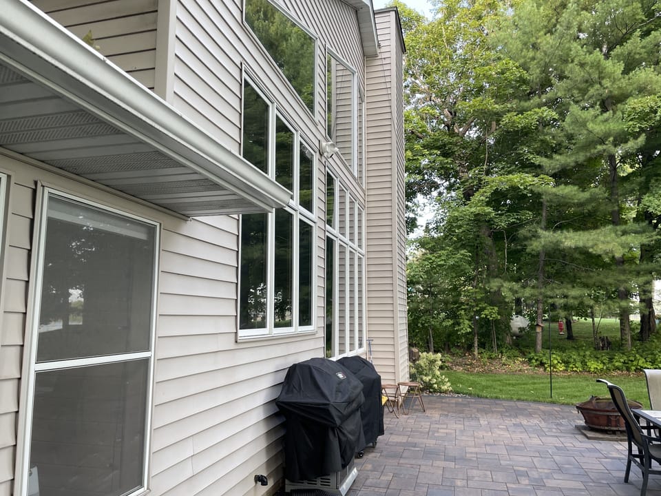 Large Patio with grill and table for 6