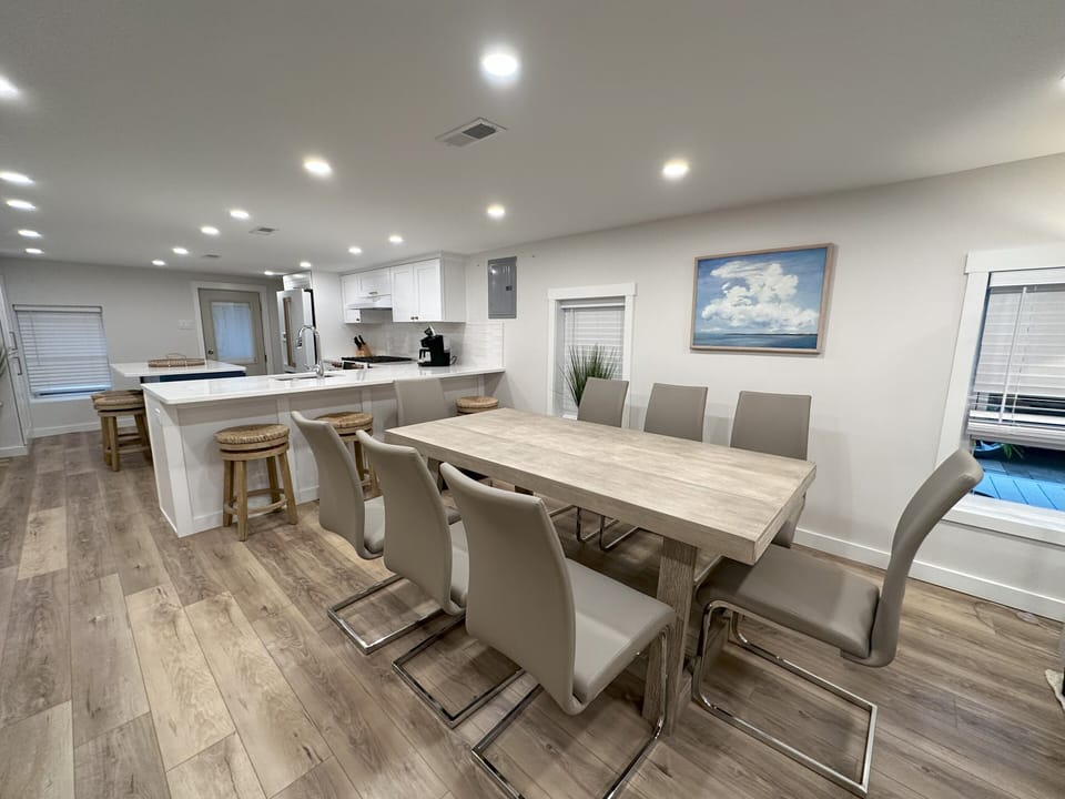 Table for 8 plus island seating