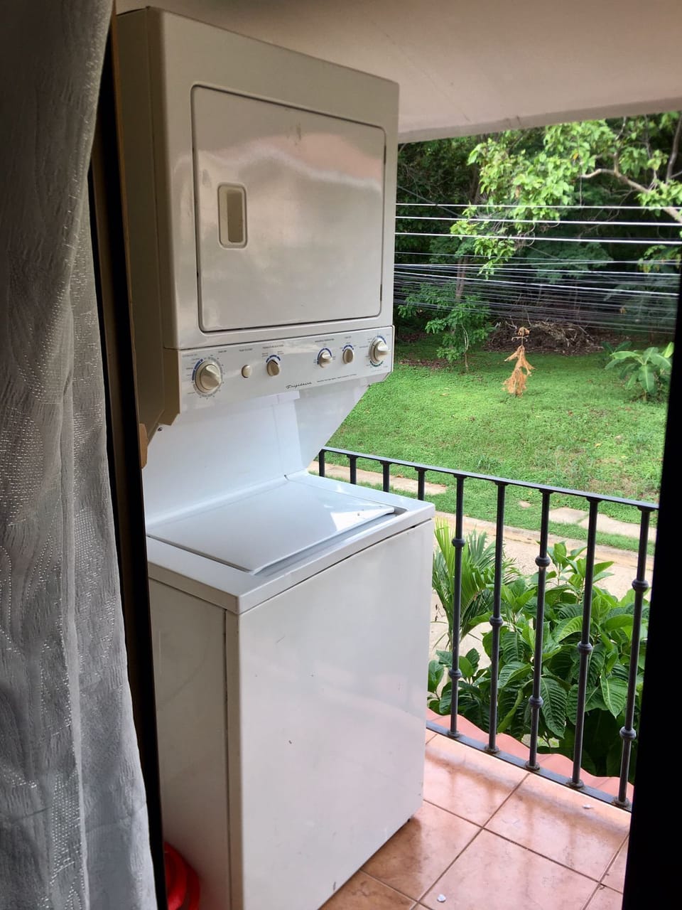 Washer/Dryer in unit on back balcony (as is common in CR for heat efficiency)!