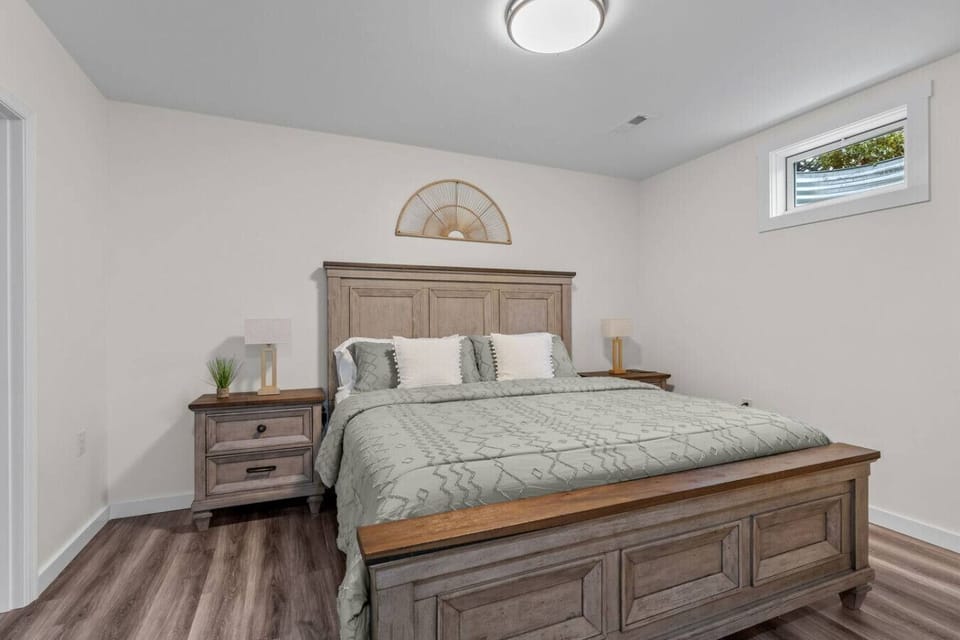 Lower Level: Bedroom 6: King Sized Bed