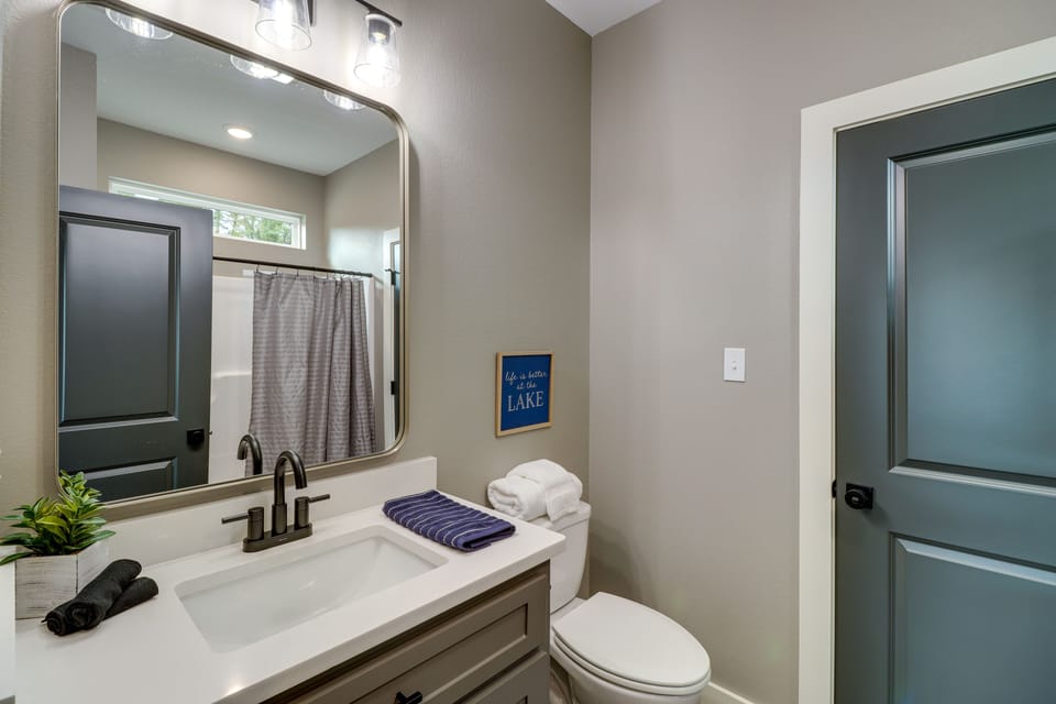 Full Bathroom | Shower/Tub Combo | Towels Provided