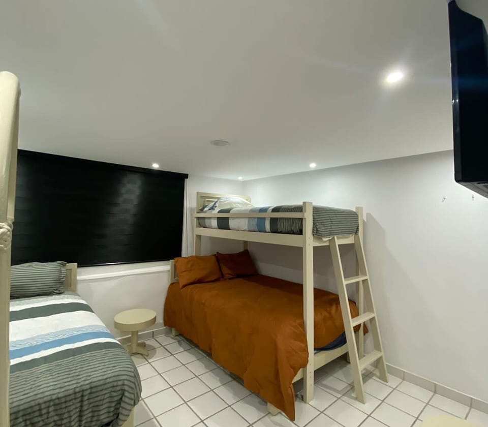 bedrrom w/2 single beds, 1 queen size bunk bed