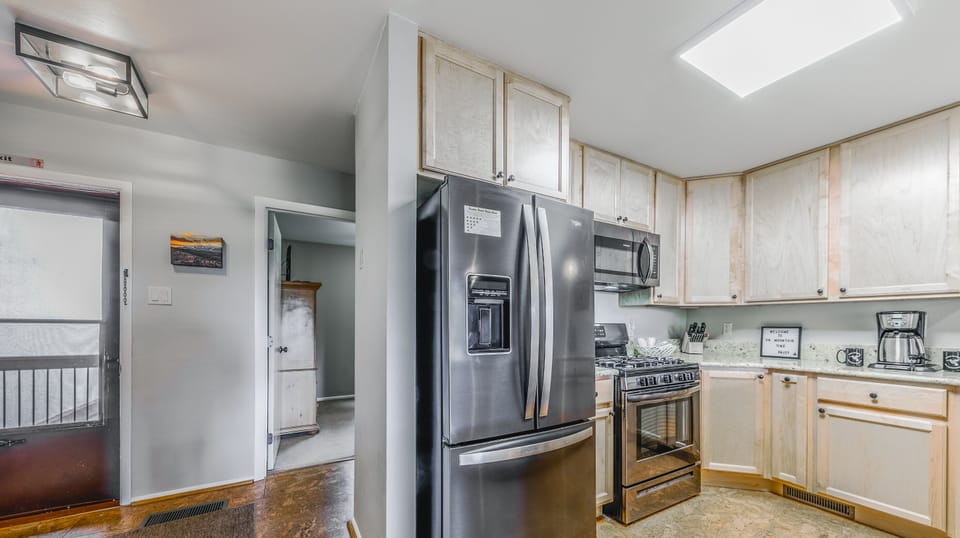 Entry/kitchen