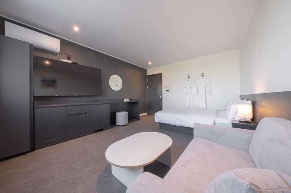 ST.DOUBLE | Premium bedding, desk, blackout drapes, soundproofing