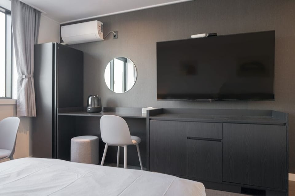 DOUBLE TWIN 2 | Premium bedding, desk, blackout drapes, soundproofing