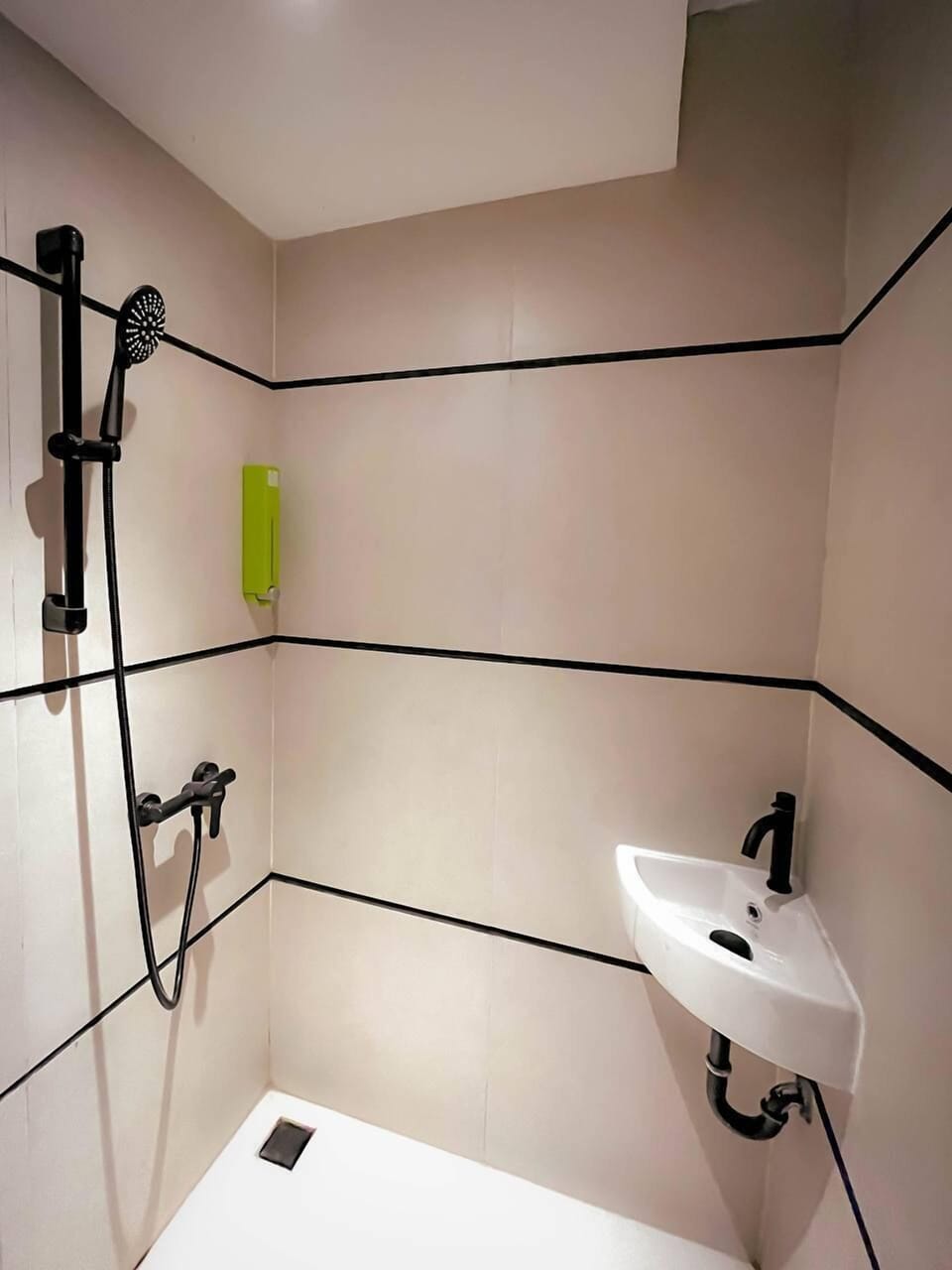 Shower, hydromassage showerhead, free toiletries, slippers