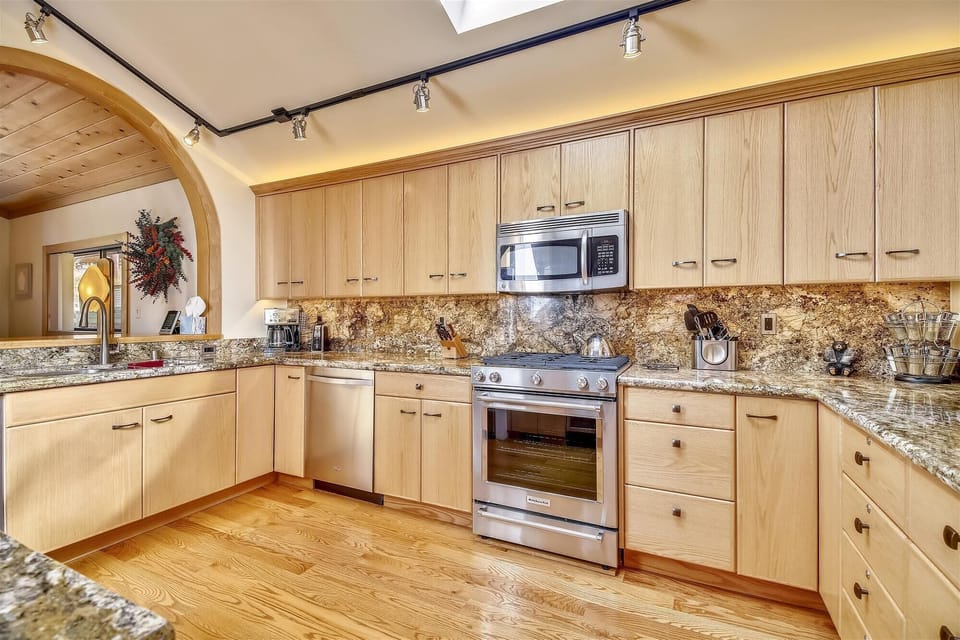 Light newly remodeled kitchen