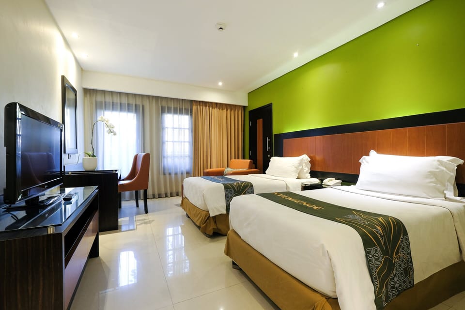 Room (DELUXE POOL ACCESS TWIN) | Desk, free WiFi, bed sheets
