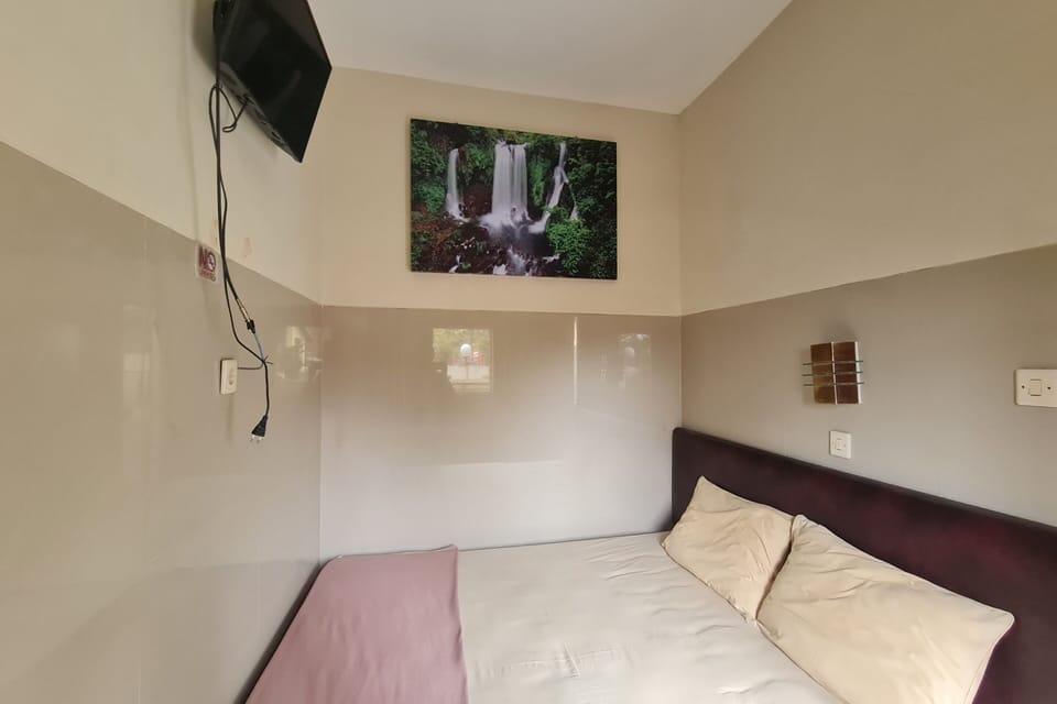 Standard Double Room | Laptop workspace, free WiFi, bed sheets