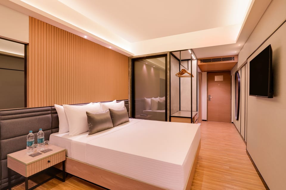 Minibar, desk, laptop workspace, free WiFi