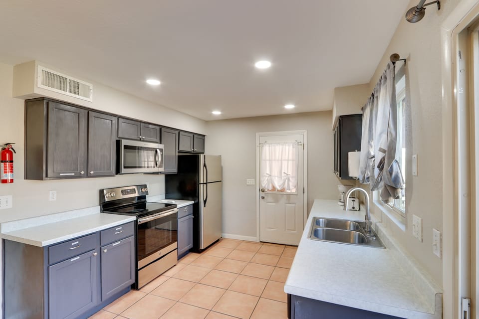 Kitchen | Cooking Basics | Coffee Maker | Paper Towels/Trash Bags Provided