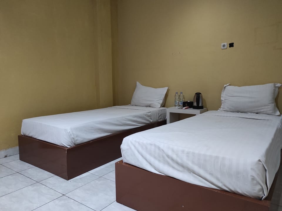Standard Twin Room | Laptop workspace, WiFi (free), bed sheets