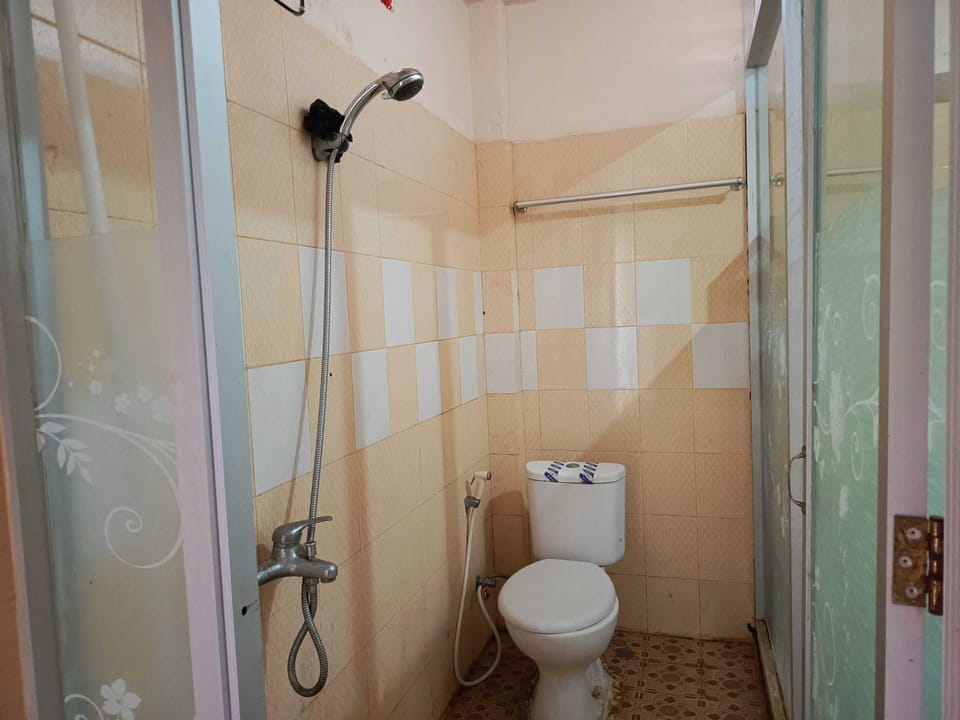 Standard Double Room | Bathroom | Shower, towels