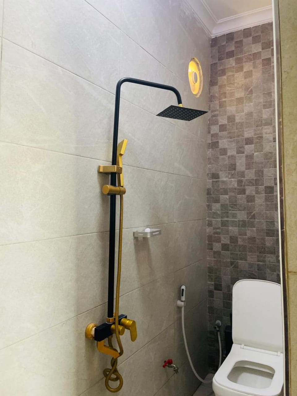 Rainfall showerhead, free toiletries, slippers, towels