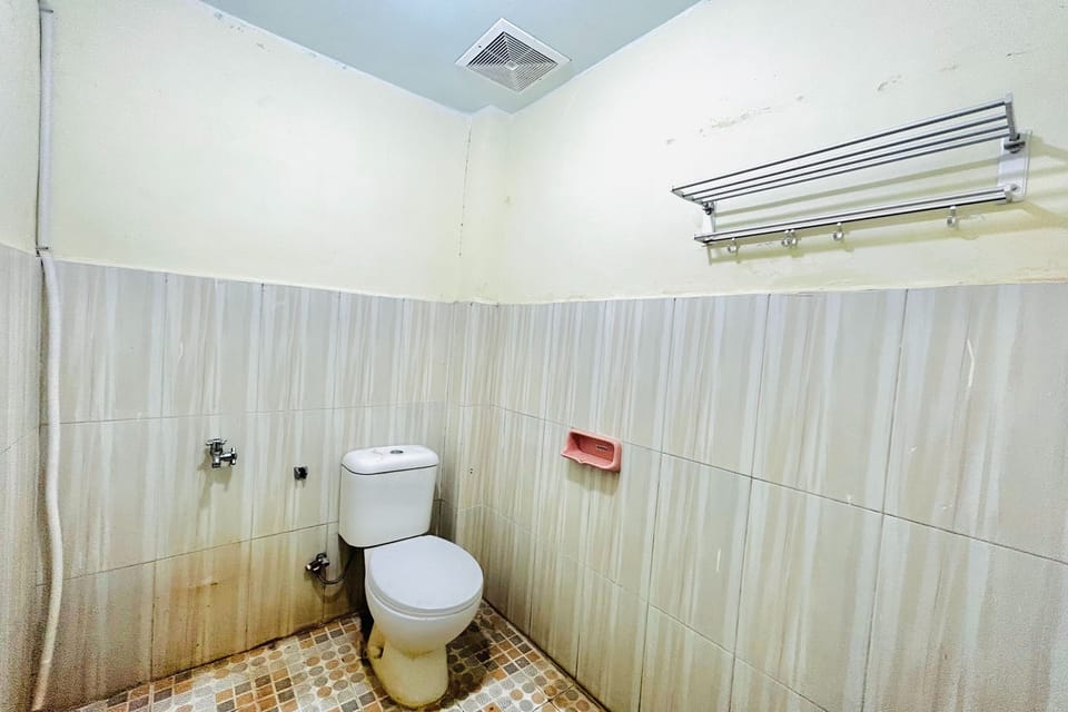 Standard Double Room | Bathroom | Shower, free toiletries, towels