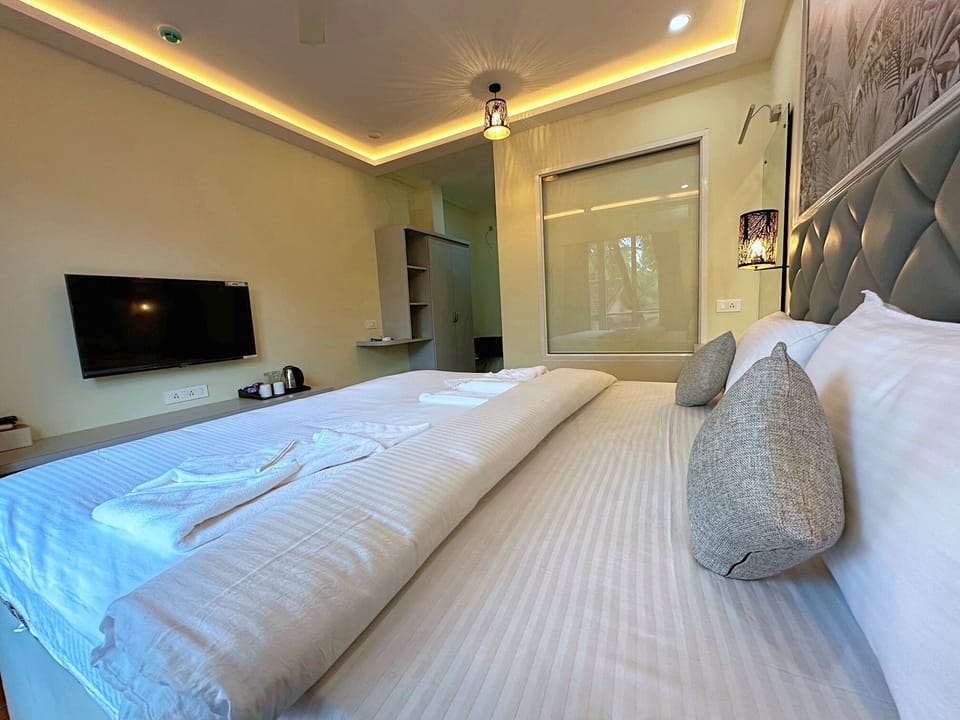 Deluxe Double Room | In-room safe, desk, blackout drapes, iron/ironing board