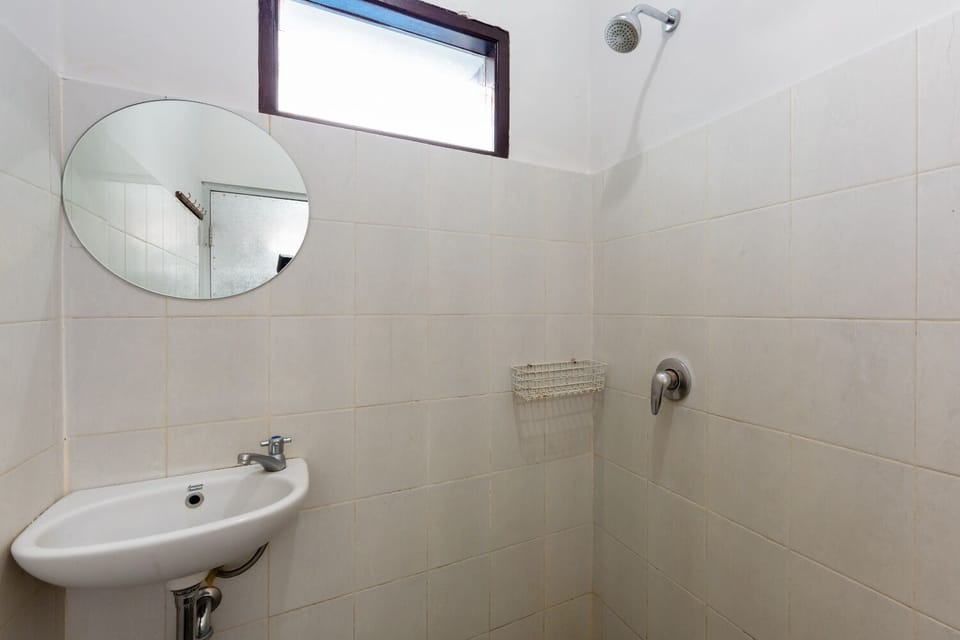 Shower, hydromassage showerhead, free toiletries, bidet