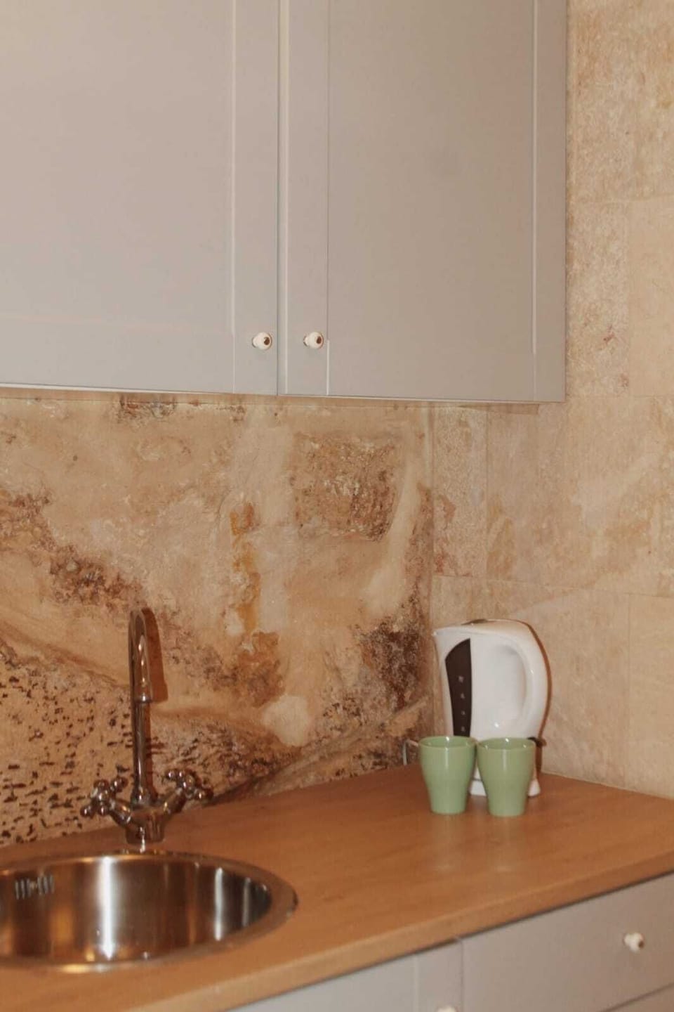 Basic Studio | Private kitchen | Oven, stovetop, electric kettle, toaster