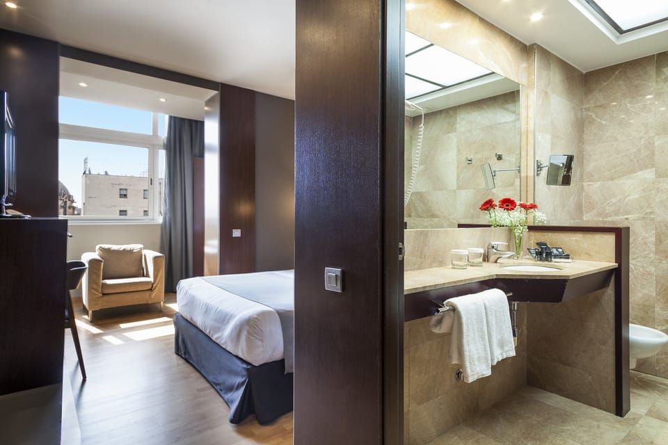 Triple Room | Bathroom | Combined shower/tub, free toiletries, hair dryer, bidet