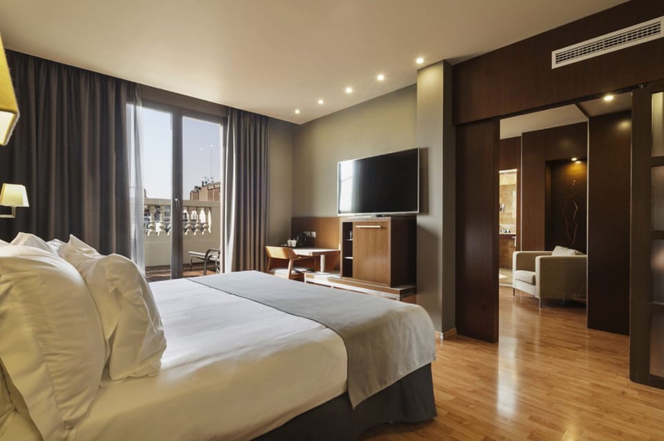 Premium bedding, minibar, in-room safe, desk