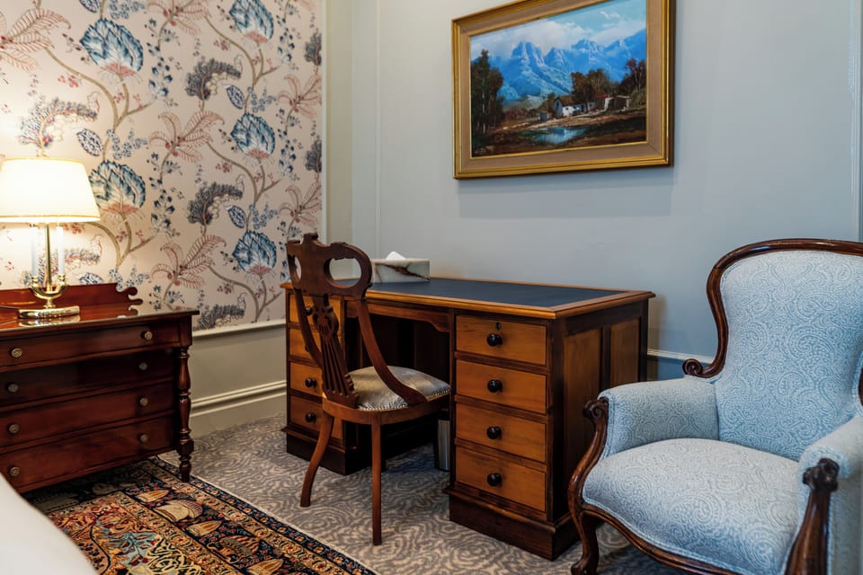 Executive Suite | 1 bedroom, in-room safe, soundproofing, iron/ironing board