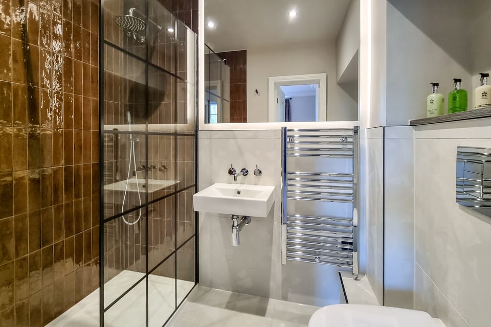 Standard Double Room | Bathroom | Hair dryer, towels, soap, shampoo