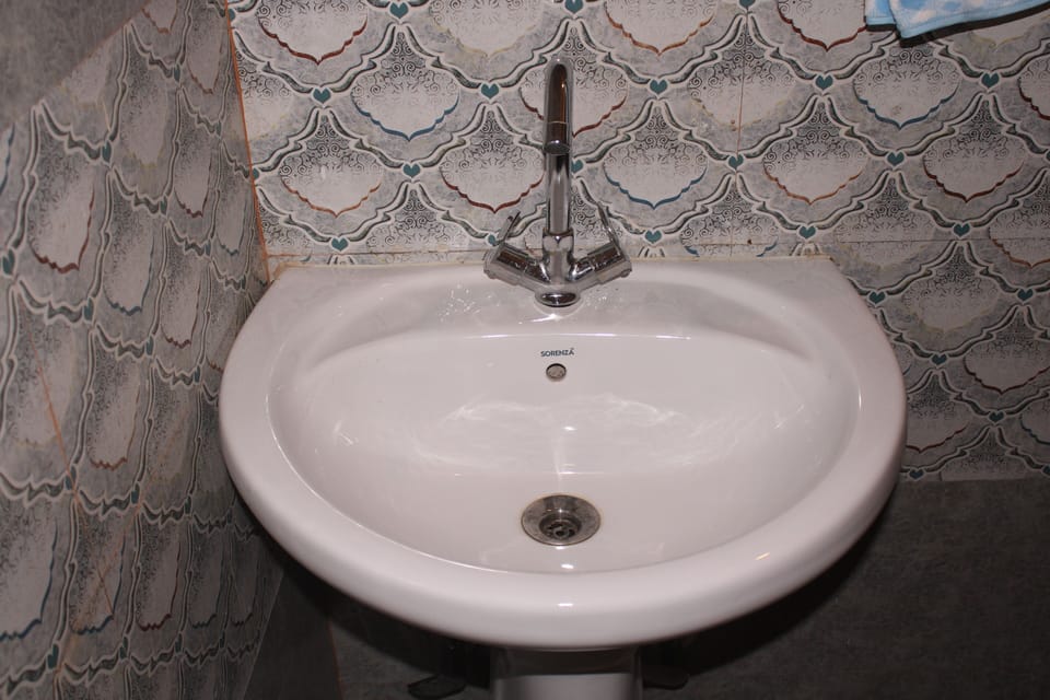 Standard Room | Bathroom | Rainfall showerhead, towels