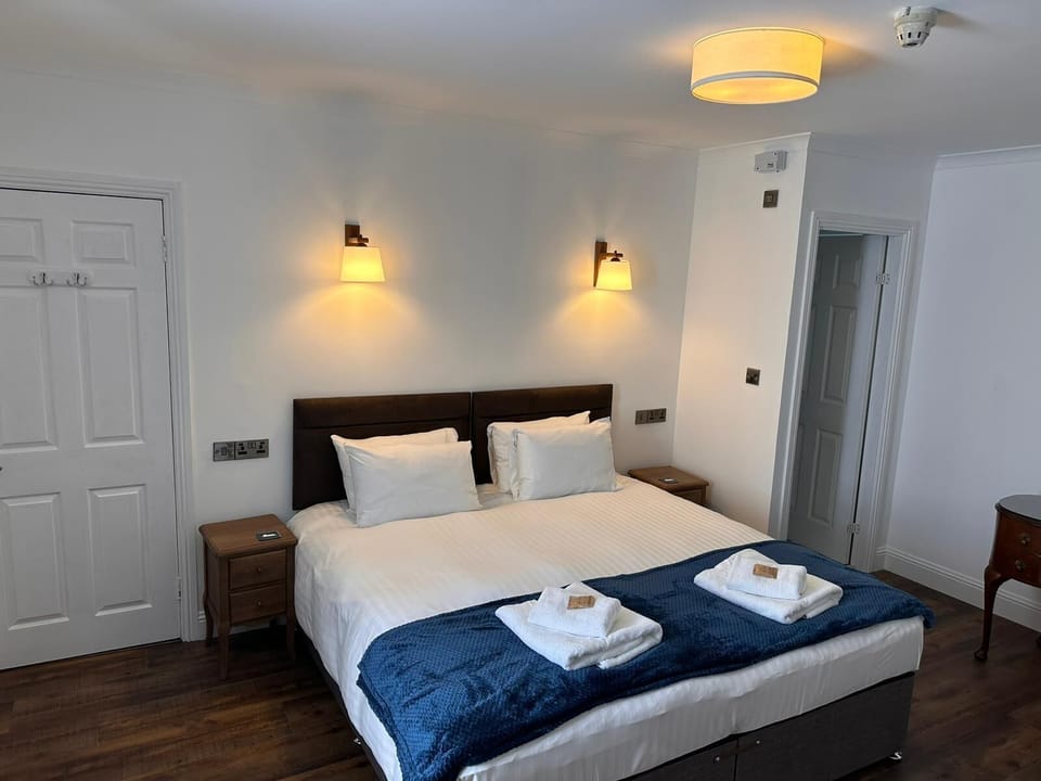 Classic Quadruple Room, Multiple Beds, Non Smoking | Free WiFi, bed sheets
