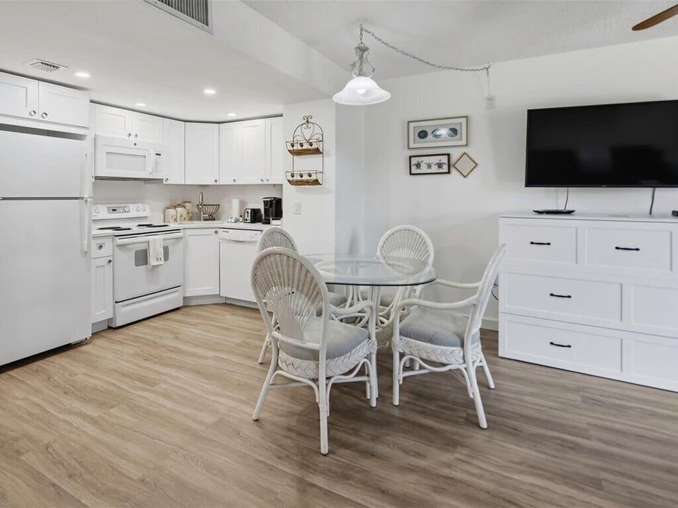 Dining & Kitchen