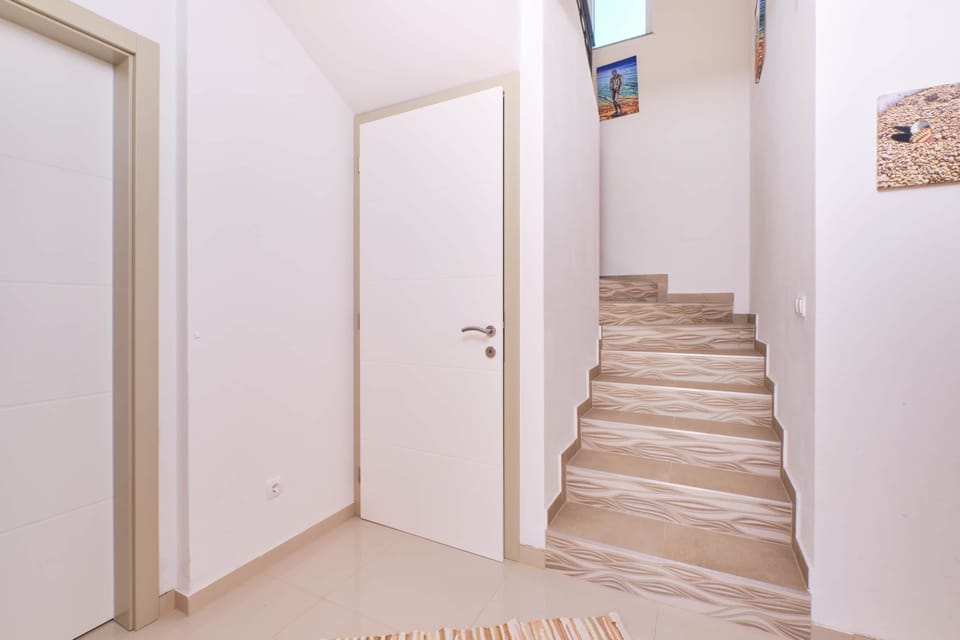MEACres Sun hallway upstairs