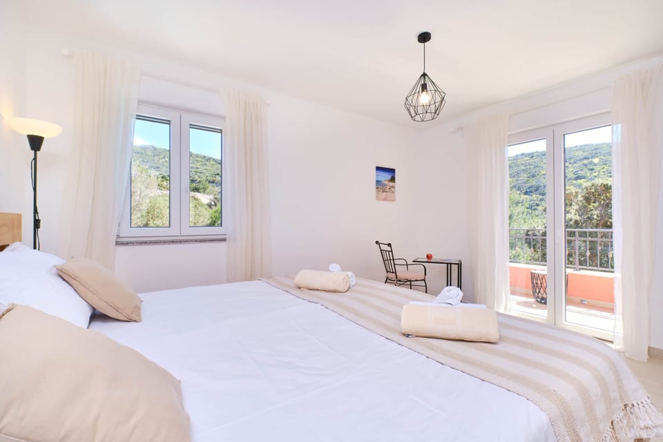 MEACres Sun bedroom big bed
