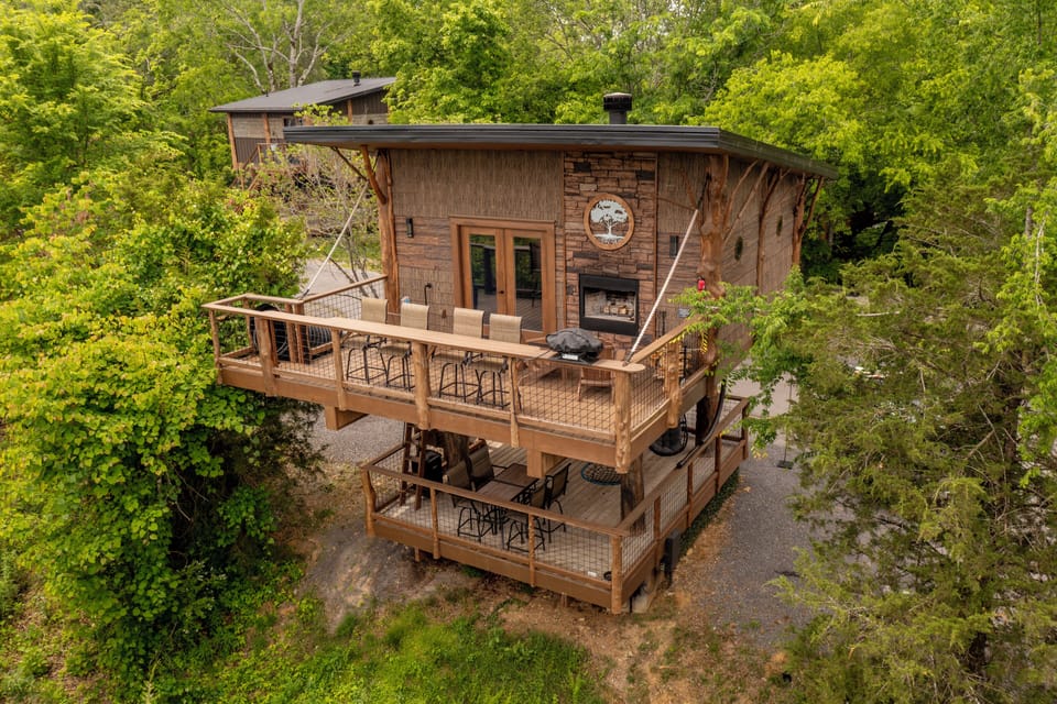 19TH HOLE TREE FORT TREEHOUSE - MOUNTAIN VIEW - SLEEPS 6 - SANCTUARY TREEHOUSE RESORT