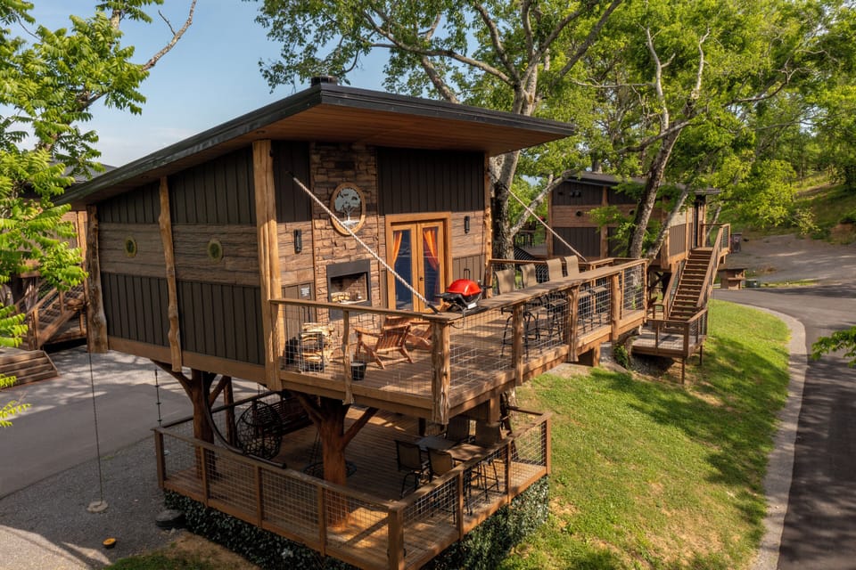 GOOD OLE ROCKY TOP TREE FORT TREEHOUSE - UPPER DECK - WOODED VIEW - SLEEPS 6