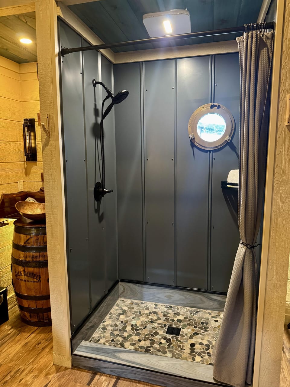 RAIN SHOWER - PORT HOLE WINDOWS - LUXURY LINENS AND TOILETRIES PROVIDED