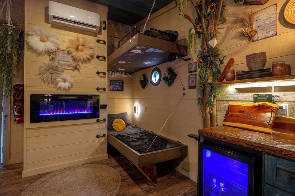 DOUBLE BUNKS - LED FIRE PLACE - READING LIGHTS - USB CHARGE PORTS - PORT HOLE WINDOWS - LUXURY LINENS & SLEEPING BAGS PROVIDED