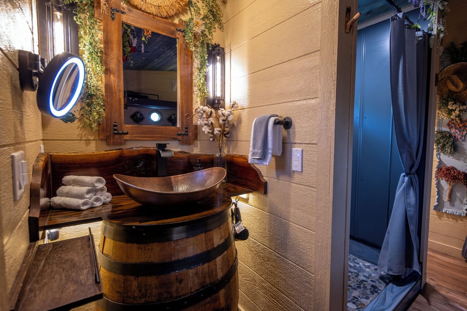 CUSTOM MADE JACK DANIEL'S VANITY SINK - HAIR DRYER - MAGNIFYING MAKE UP MIRROR - MAKE UP CLEANING CLOTH - LUXURY LINENS & TOILETRIES ARE PROVIDED